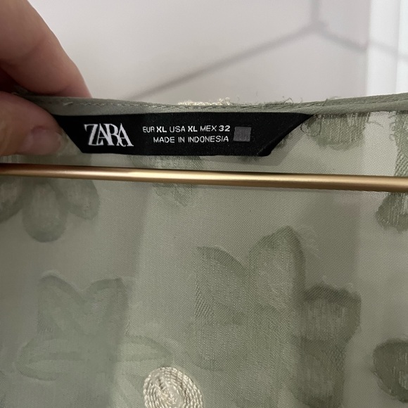 Sage green with flower print blouse, detailed sleeves, size xl, never worn new - Picture 4 of 5